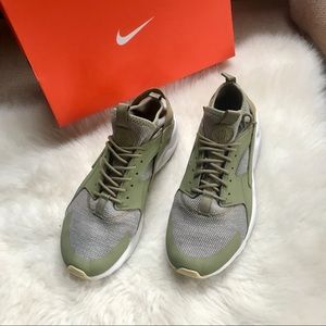 OLIVE GREEN NIKE AIR HUARACHE MENS US11